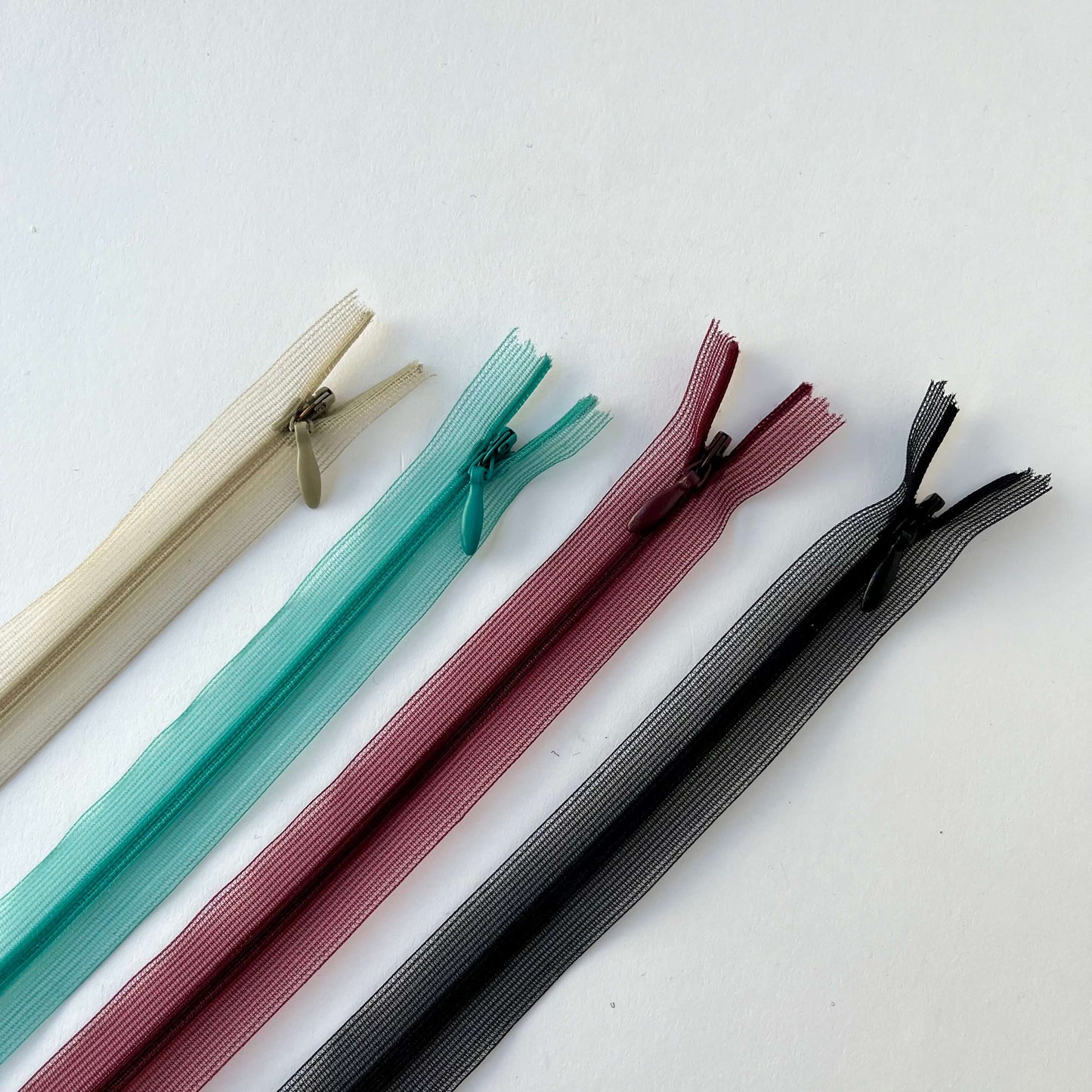 Couture Featherweight invisible zip - 66cm length - Kleins Haberdashery