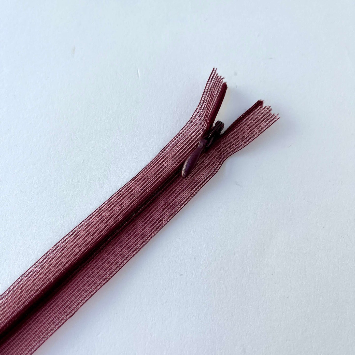 Couture Featherweight invisible zip - 66cm length - Kleins Haberdashery