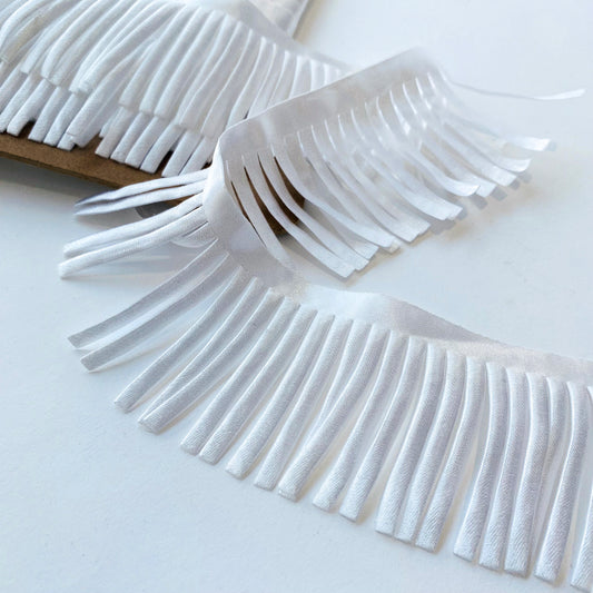 Flecos de satén blanco de 6 cm.