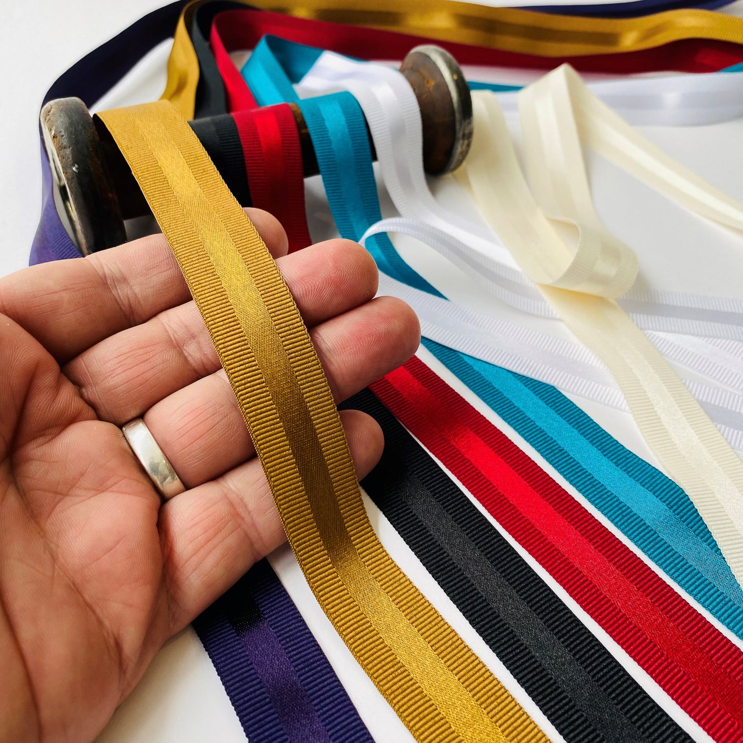 Cinta de grosgrain de 20 mm con raya de satén