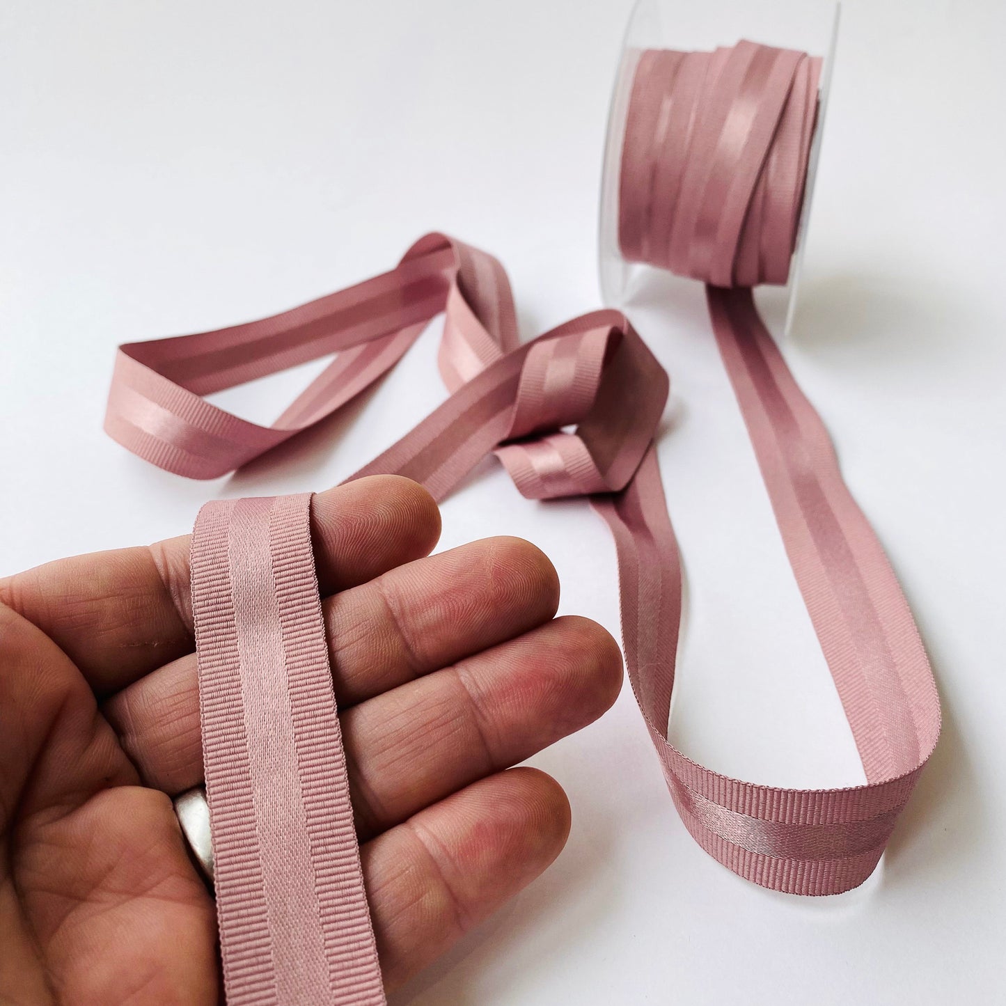 Cinta de grosgrain de 20 mm con raya de satén