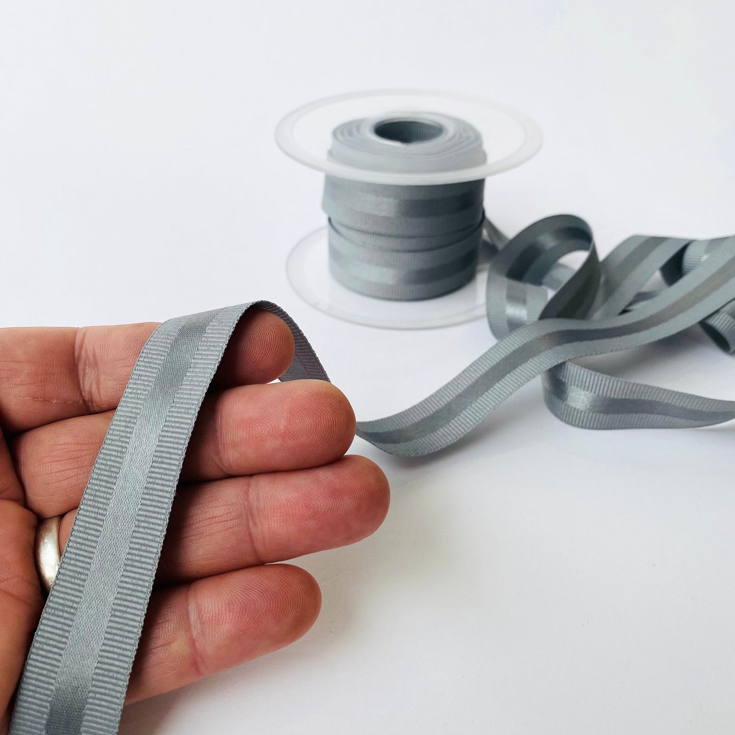 Cinta de grosgrain de 20 mm con raya de satén