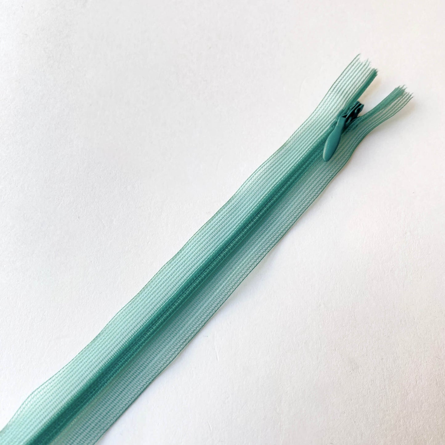 Featherweight invisible zip - 66cm length Couture featherweight invisible, concealed zip with closed-end for dressmaking.
