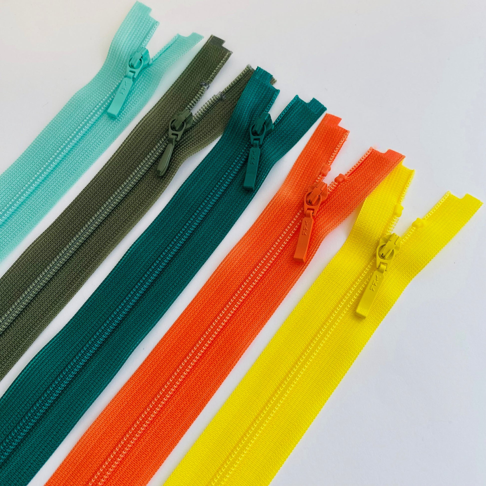 Lightweight sports bra zip