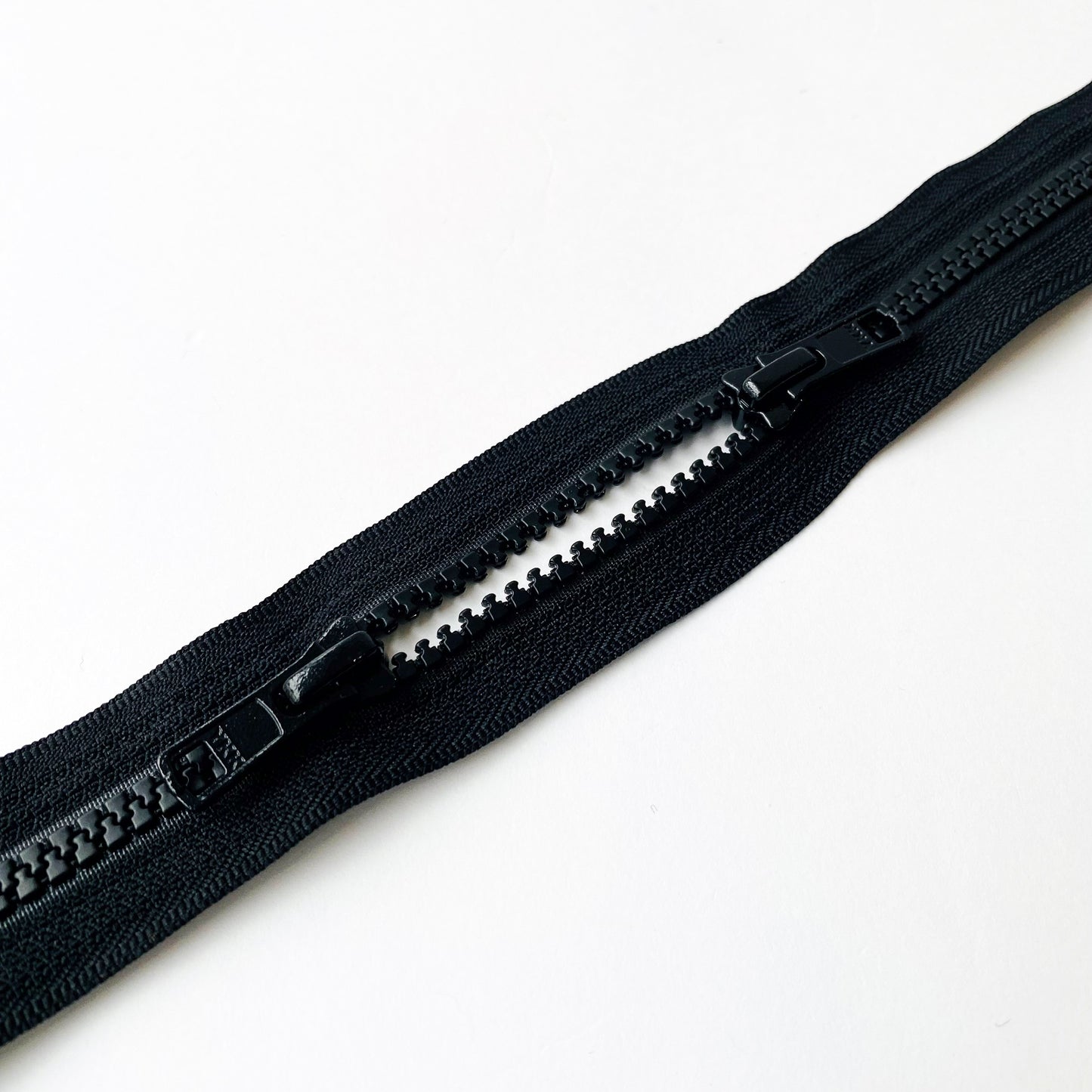 #5 Tête à tête Fermeture éclair moulée noire à extrémité fermée par YKK
