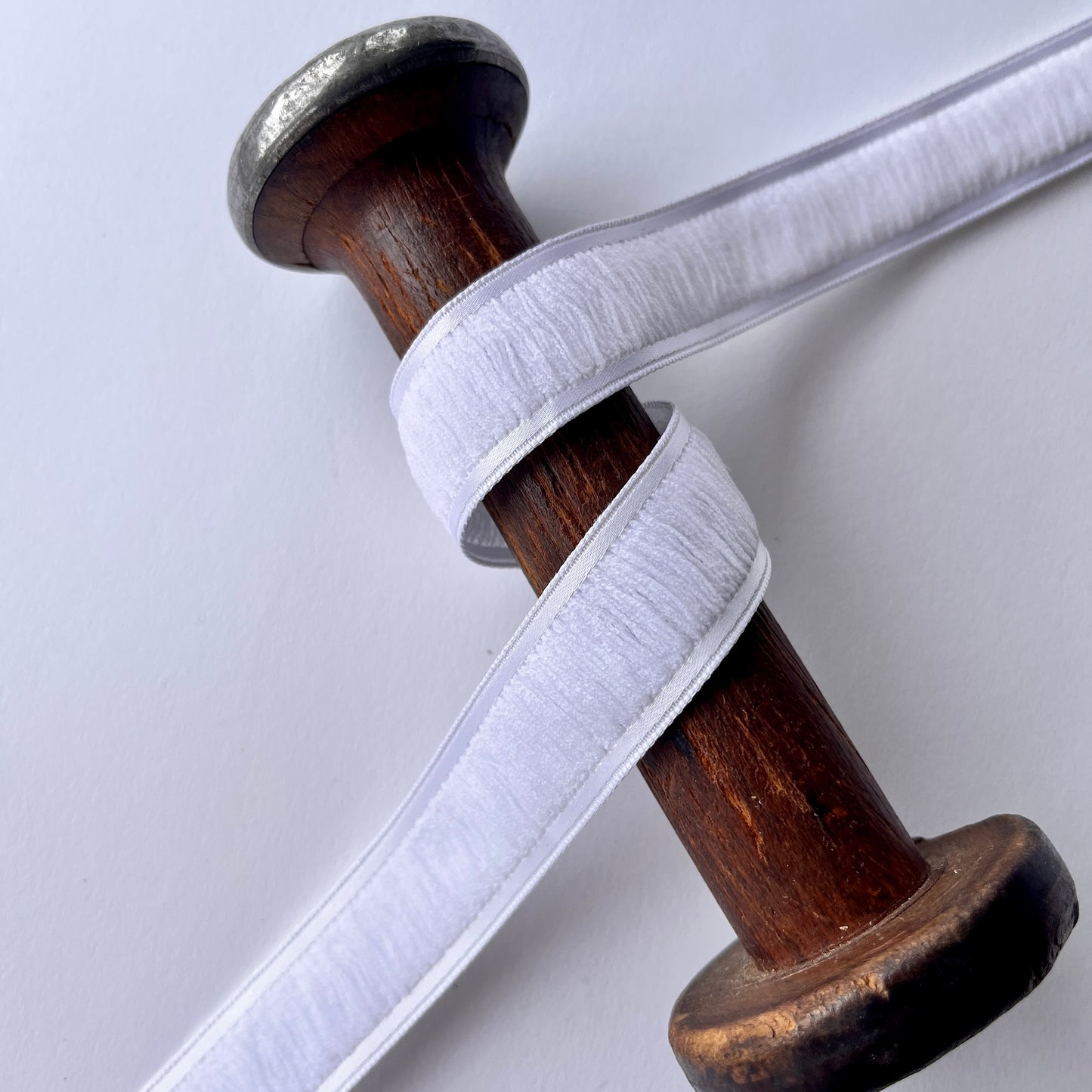 Tresse de bord en satin de laine 20 mm par MOKUBA