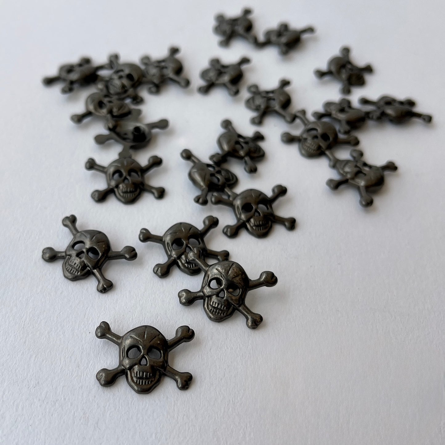 Mini skull & crossbone stud rivet