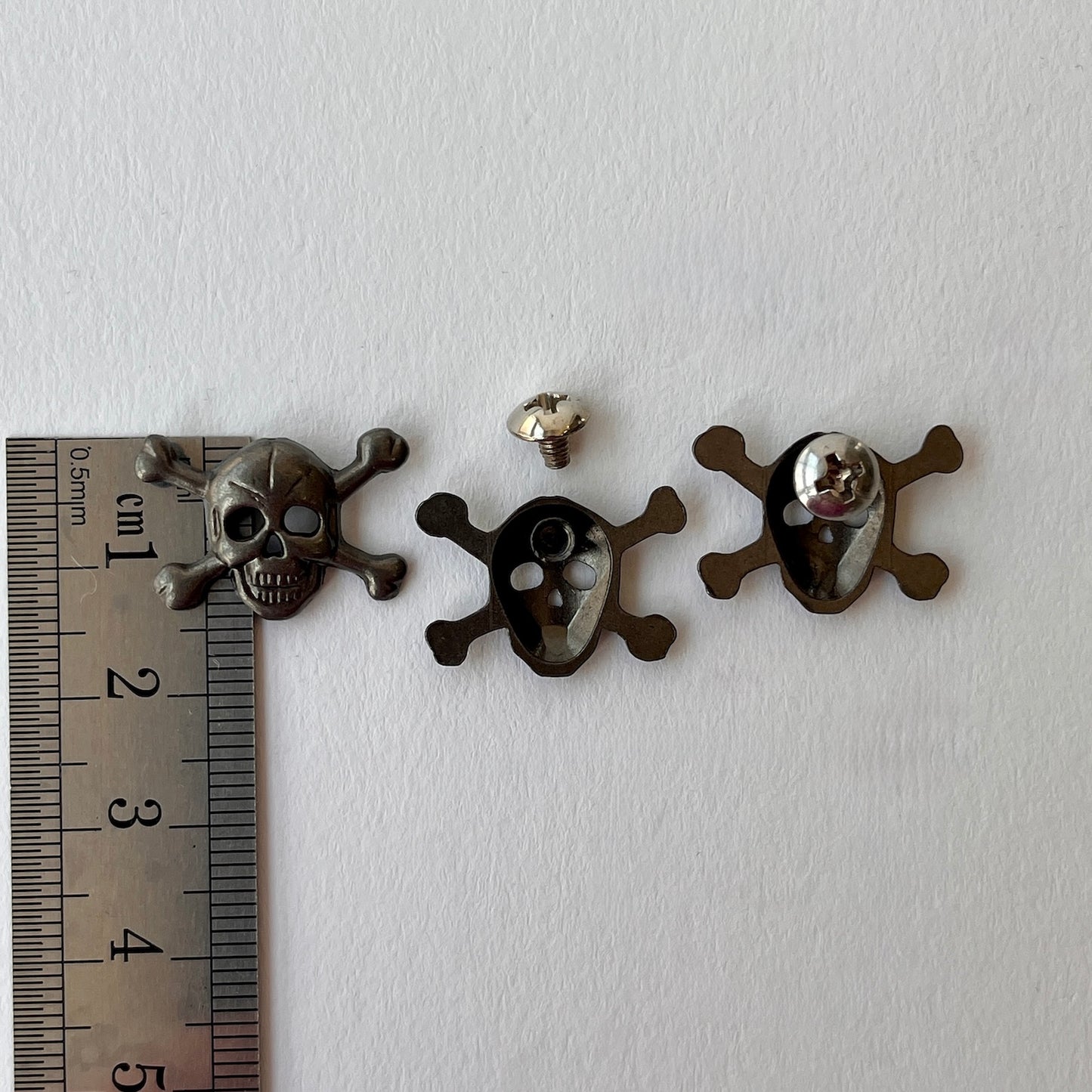 Mini skull & crossbone stud rivet