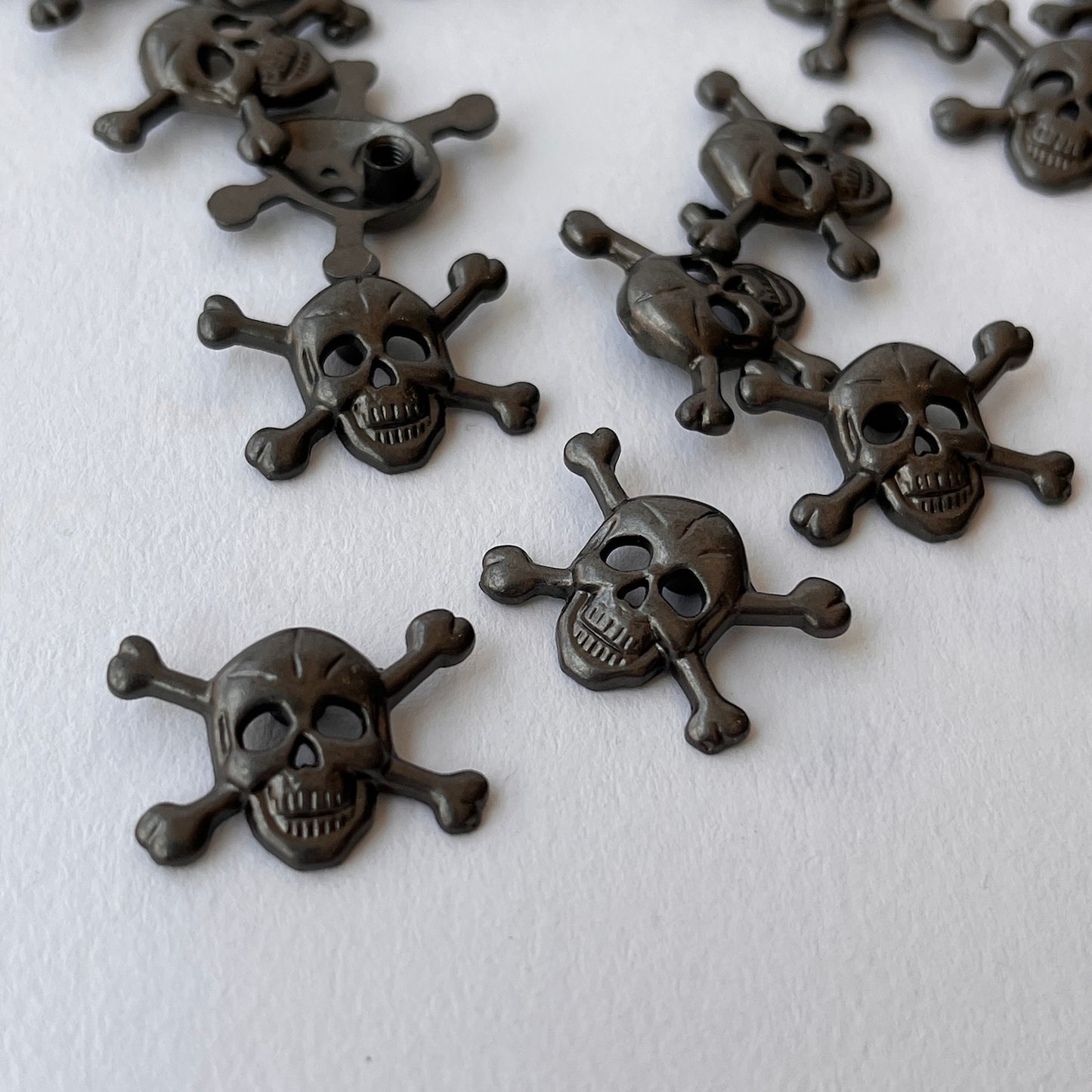 Mini skull & crossbone stud rivet