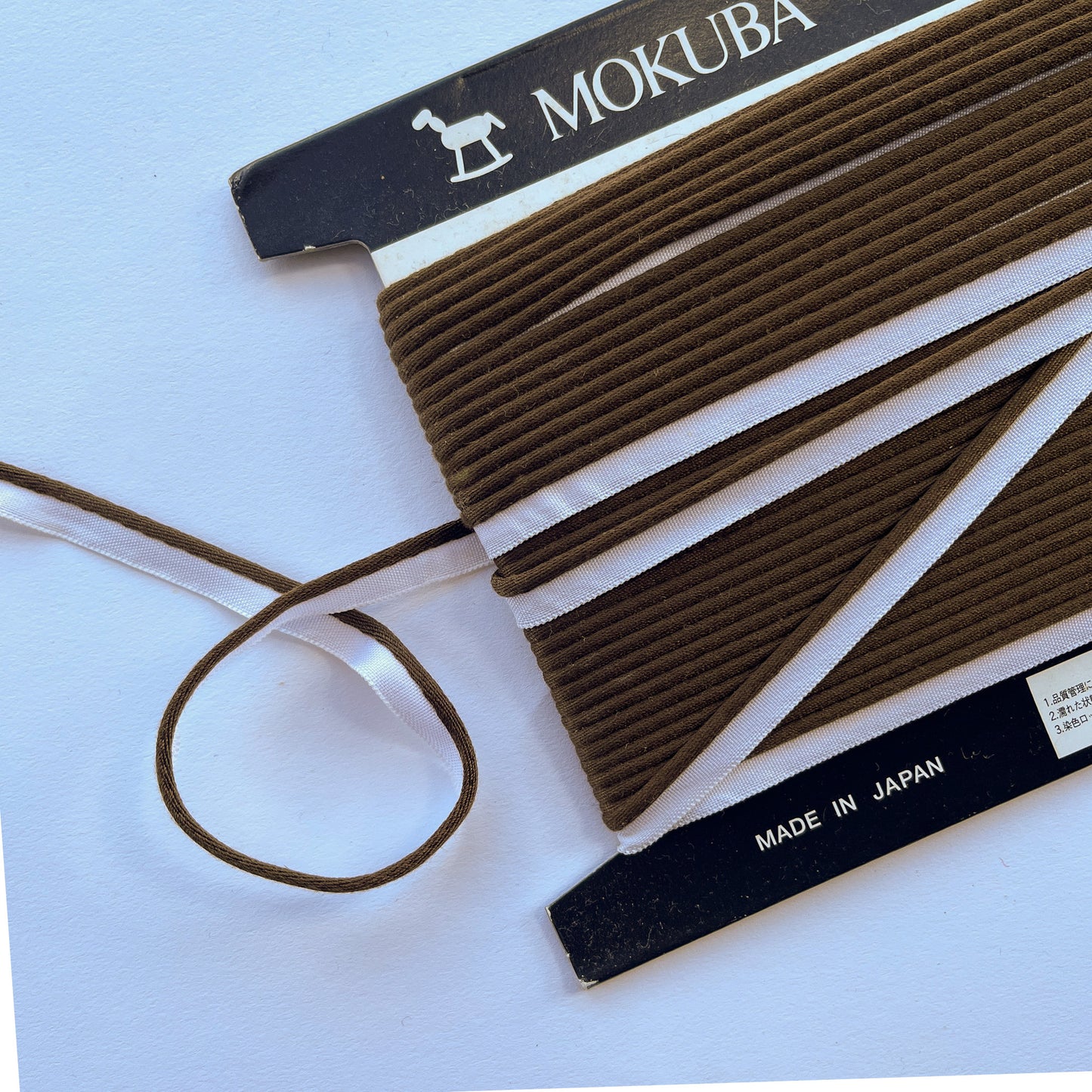Mokuba brown piping cord
on a white background