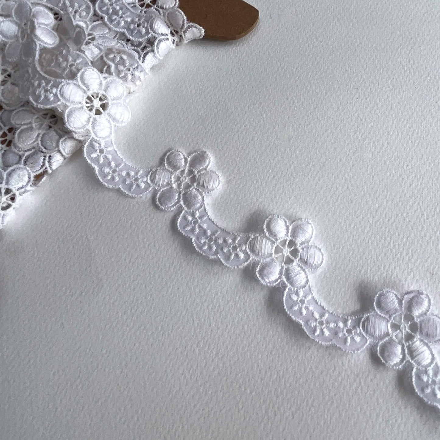 Daisy Scallop lace trim