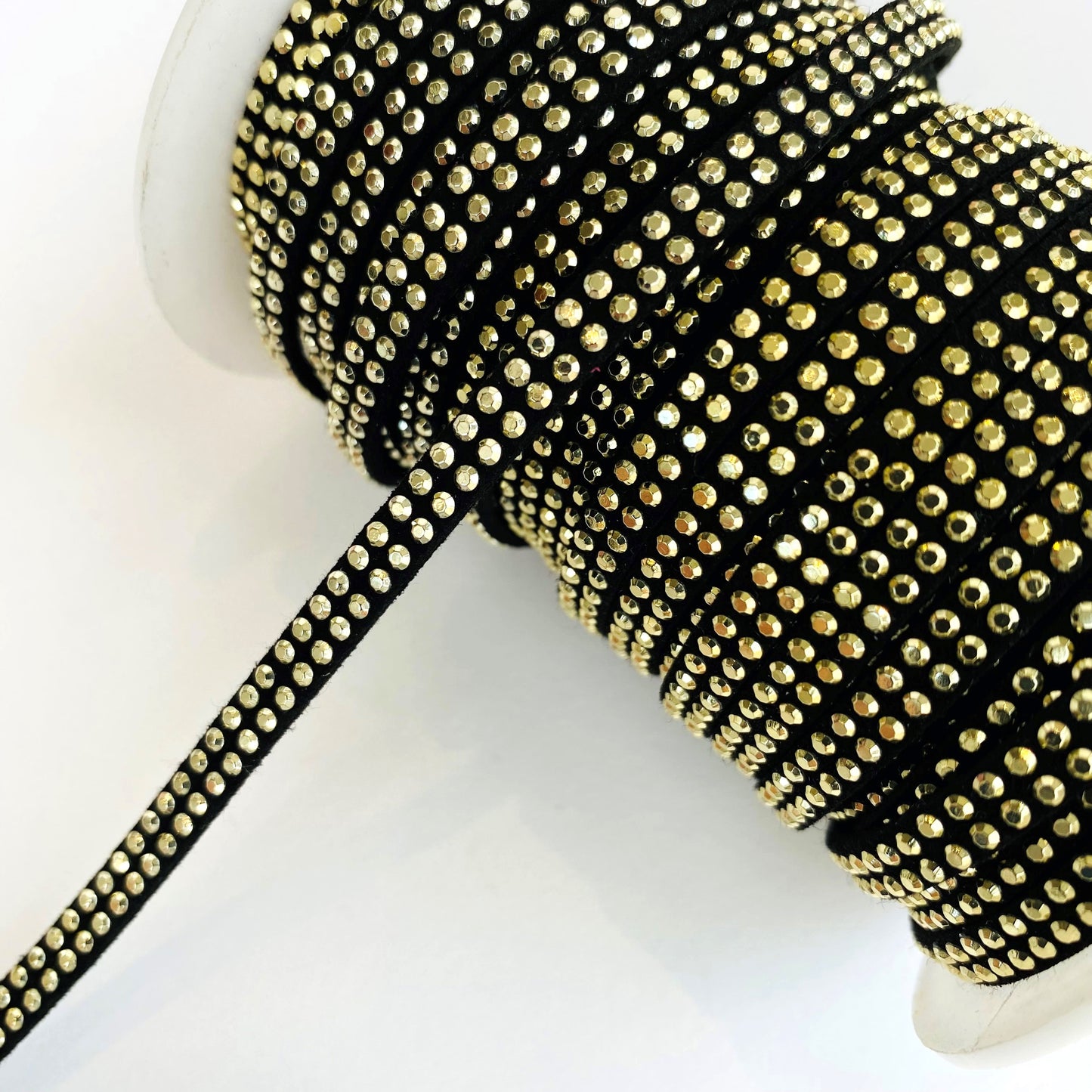 Garniture cloutée en faux suède de 5 mm