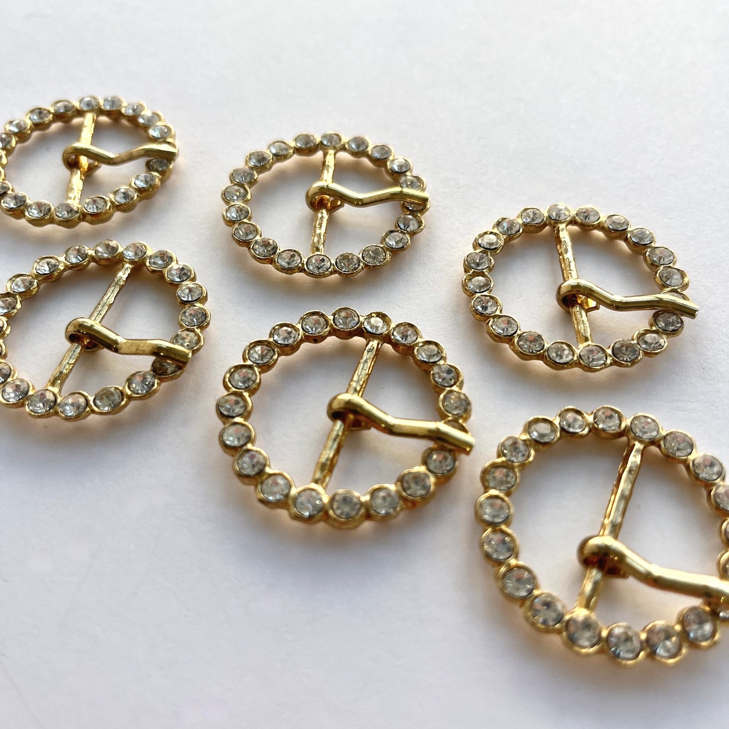GOLD DIAMANTE BELT BUCKLE Sparkly rhinestone crystal buckle with prong. Use as a belt buckle, an accent for straps, dressmaking projects or as an embellishment for handbags, wedding invitations, wedding favours, napkin rings and arts and craft projects. Would fit an approximate belt or strap width of 2.5cm (1”)