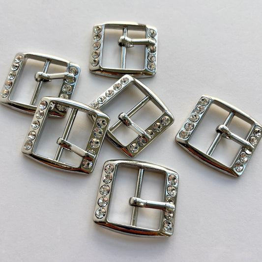 Sparkly rhinestone crystal buckle with prong. Use as a belt buckle, an accent for straps, dressmaking projects or as an embellishment for handbags, wedding invitations, wedding favours, napkin rings and arts and craft projects. Available in 2 sizes - Small buckle would fit an approximate belt or strap width of 20mm (¾”) and Medium buckle would fit an approximate belt or strap width of 23mm (⁷/₈”)