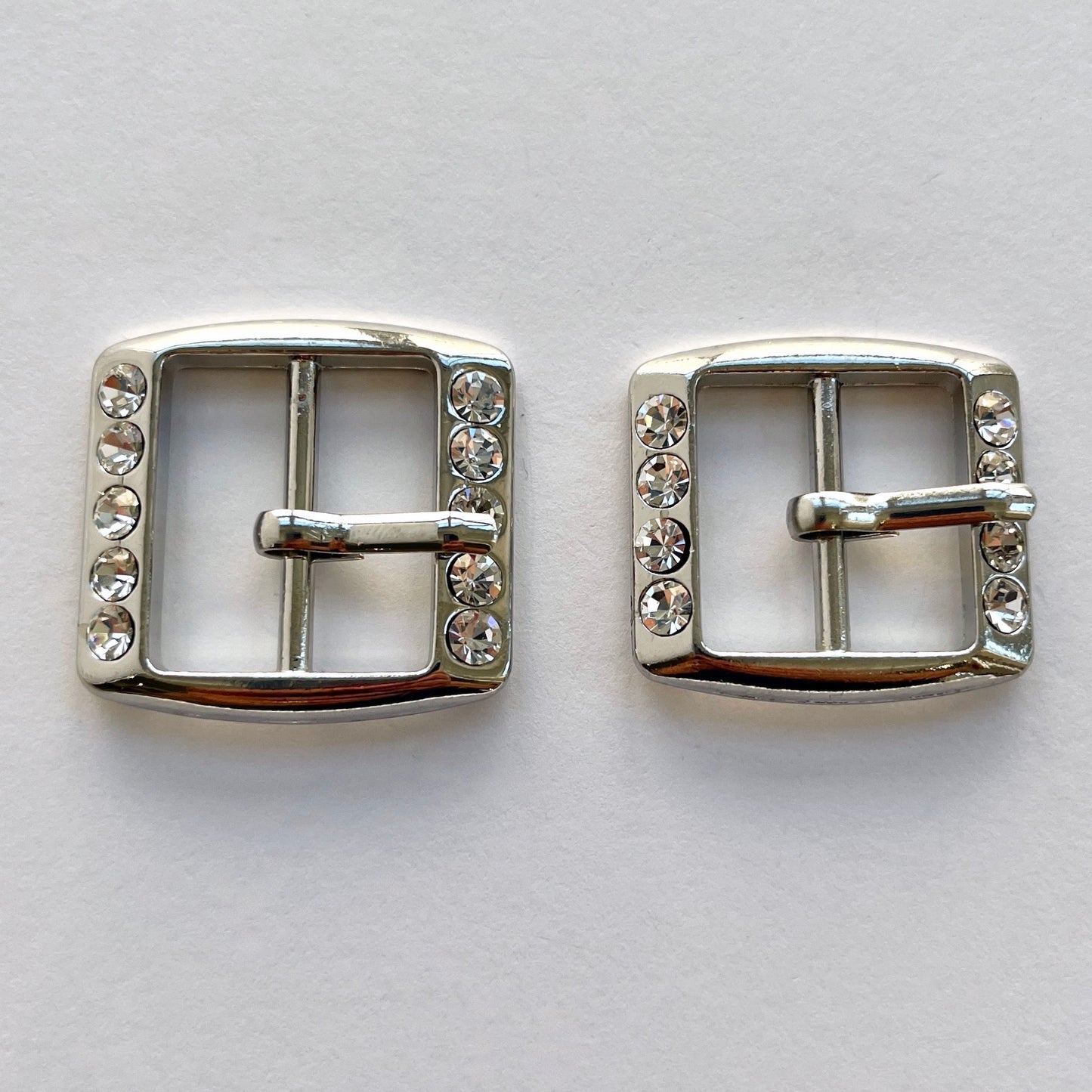 Sparkly rhinestone crystal buckle with prong. Use as a belt buckle, an accent for straps, dressmaking projects or as an embellishment for handbags, wedding invitations, wedding favours, napkin rings and arts and craft projects. Available in 2 sizes - Small buckle would fit an approximate belt or strap width of 20mm (¾”) and Medium buckle would fit an approximate belt or strap width of 23mm (⁷/₈”)
