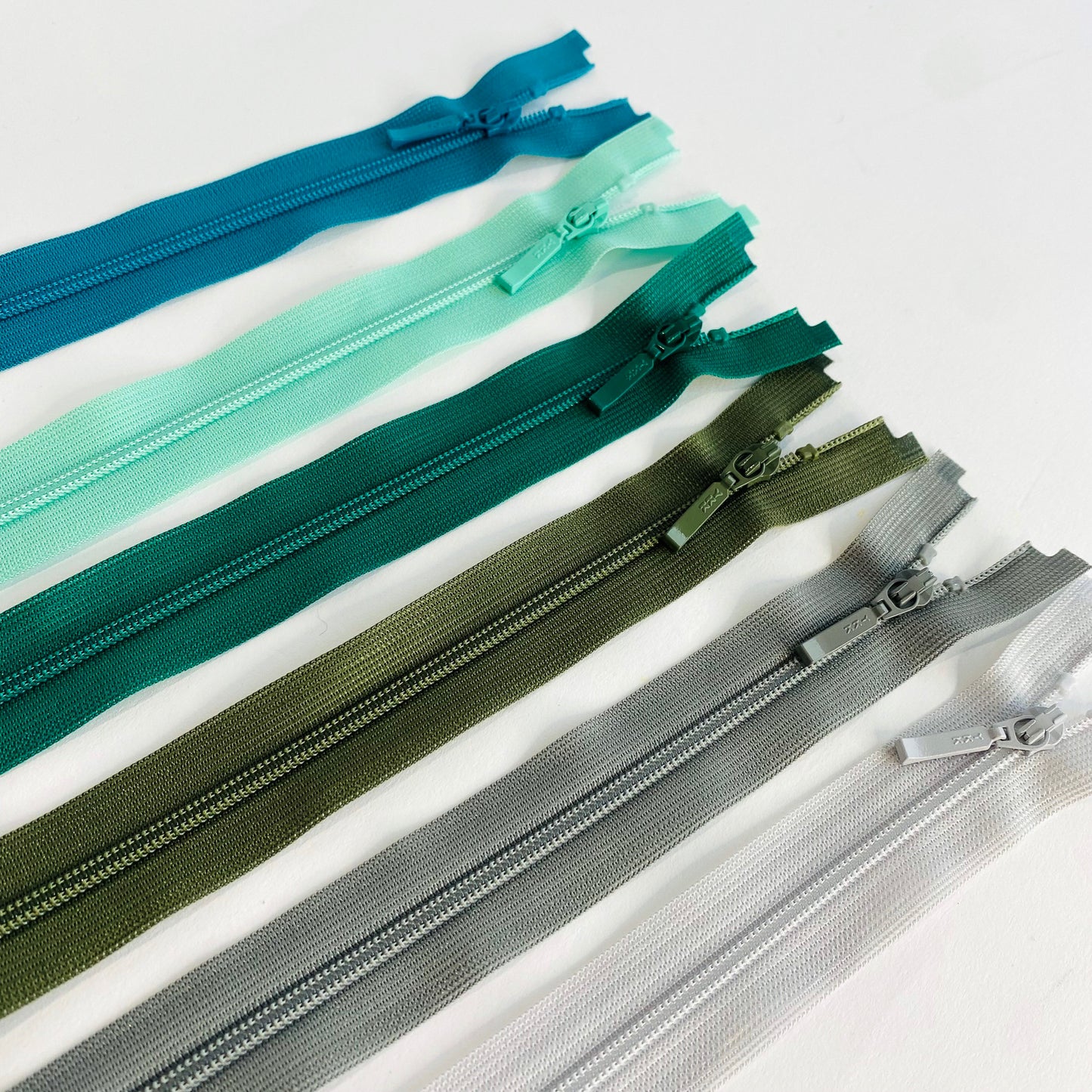 #3 light Weight Open Ended Zip by YKK - 100cm (39")