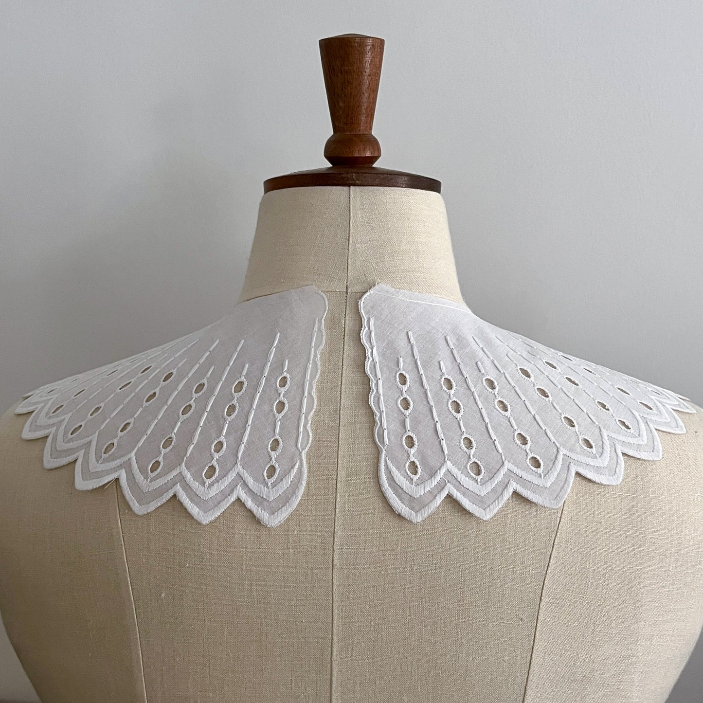 Large Vintage embroidered cotton Broderie Anglaise Collar.