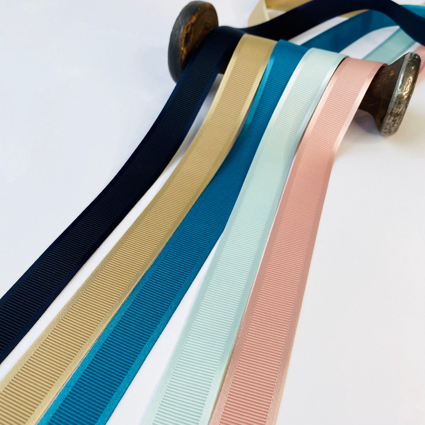 Cinta de grosgrain de doble cara con bordes satinados de 20 mm de Le Claudel