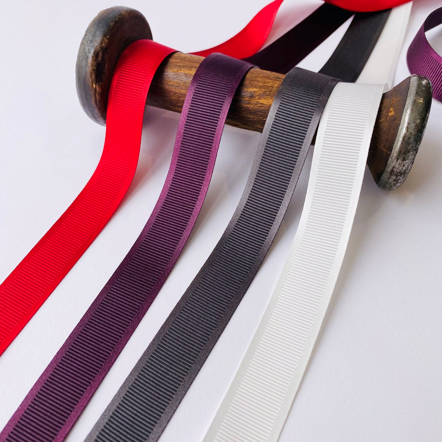 Cinta de grosgrain de doble cara con bordes satinados de 20 mm de Le Claudel