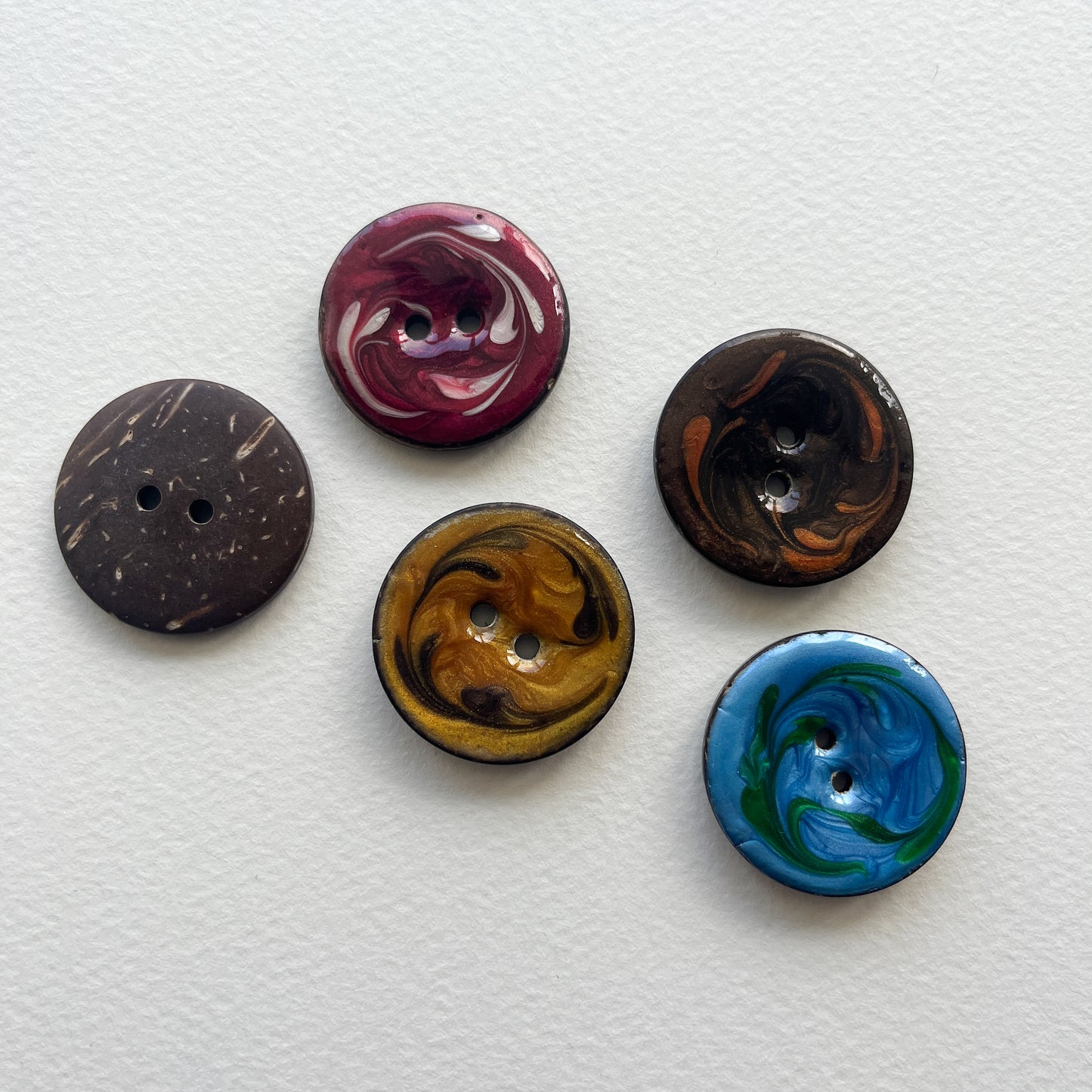 delightful coconut shell buttons. Decorated with a swirl design and lacquered finish for a beautiful shine.