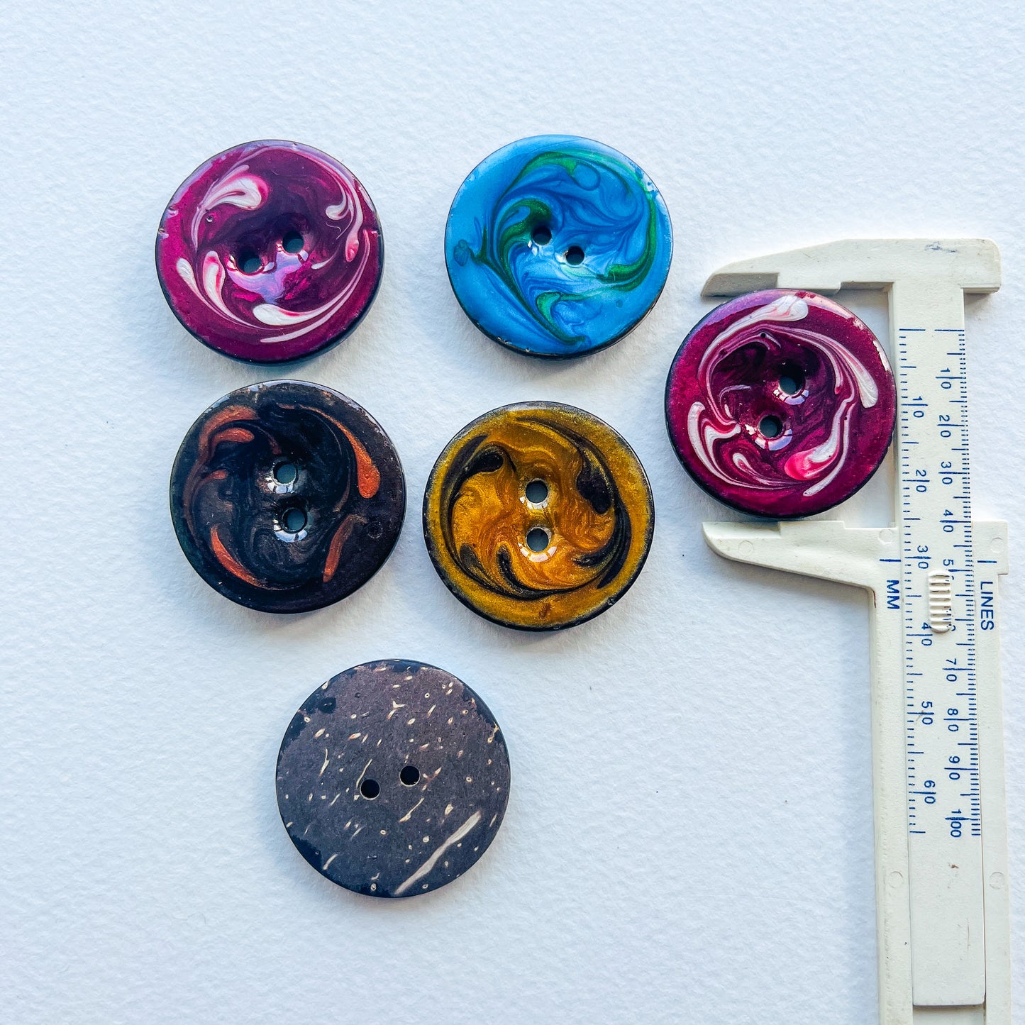 delightful coconut shell buttons. Decorated with a swirl design and lacquered finish for a beautiful shine.