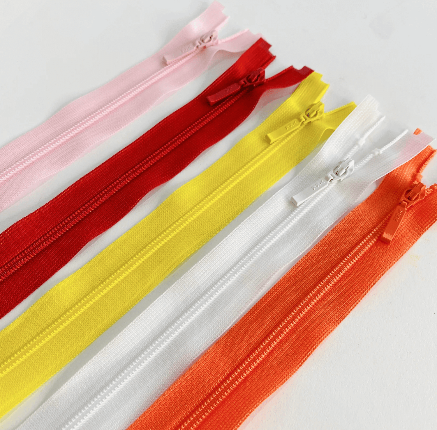 Fermetures éclair en plastique et Vislon
