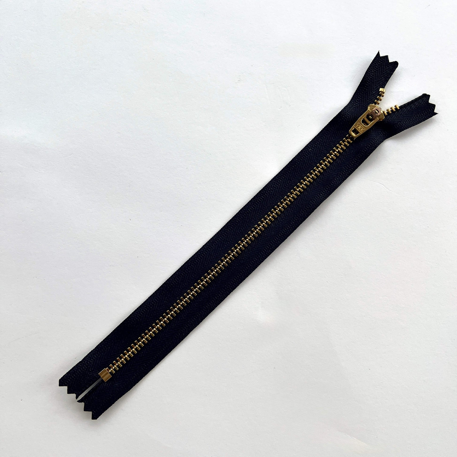 YKK  jeans zip with metal teeth and auto-lock puller in black with gold teeth