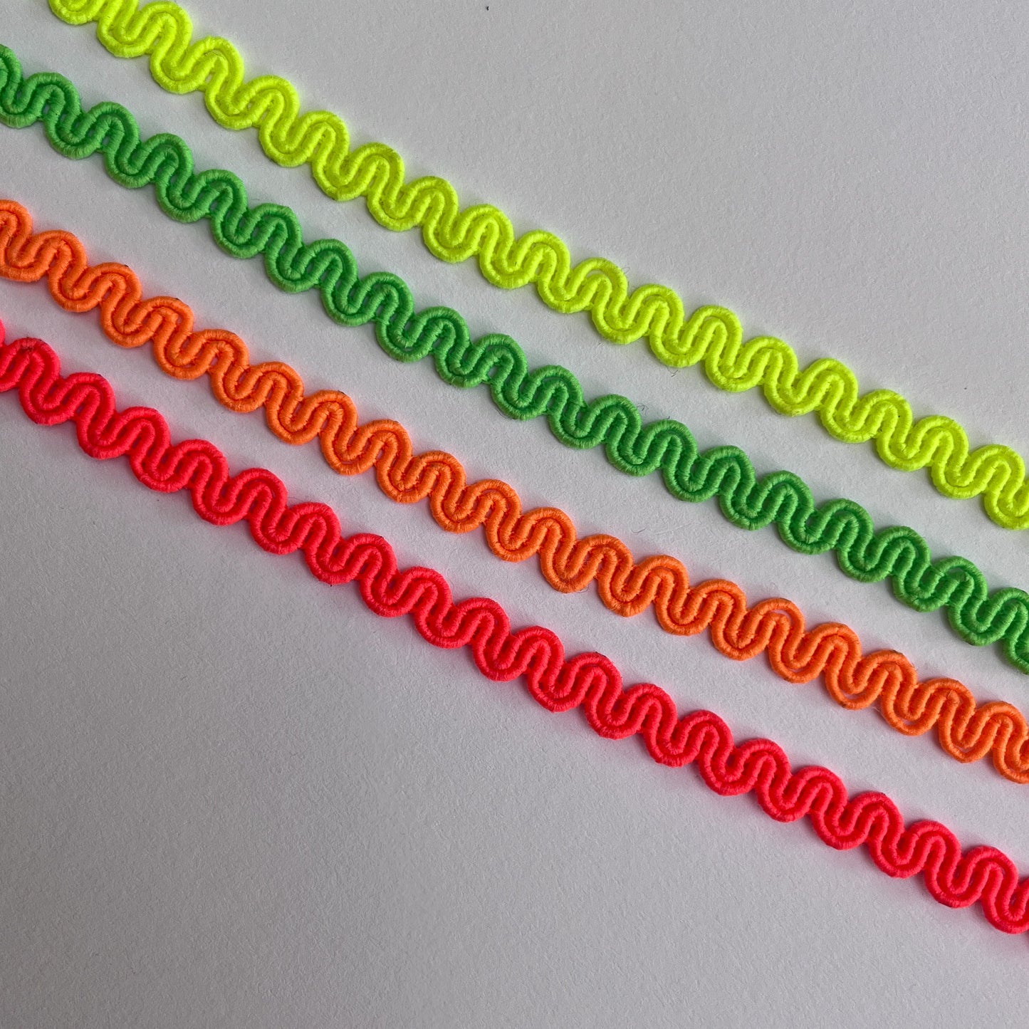 8mm Scroll Gimp Braid - Fluro Pink