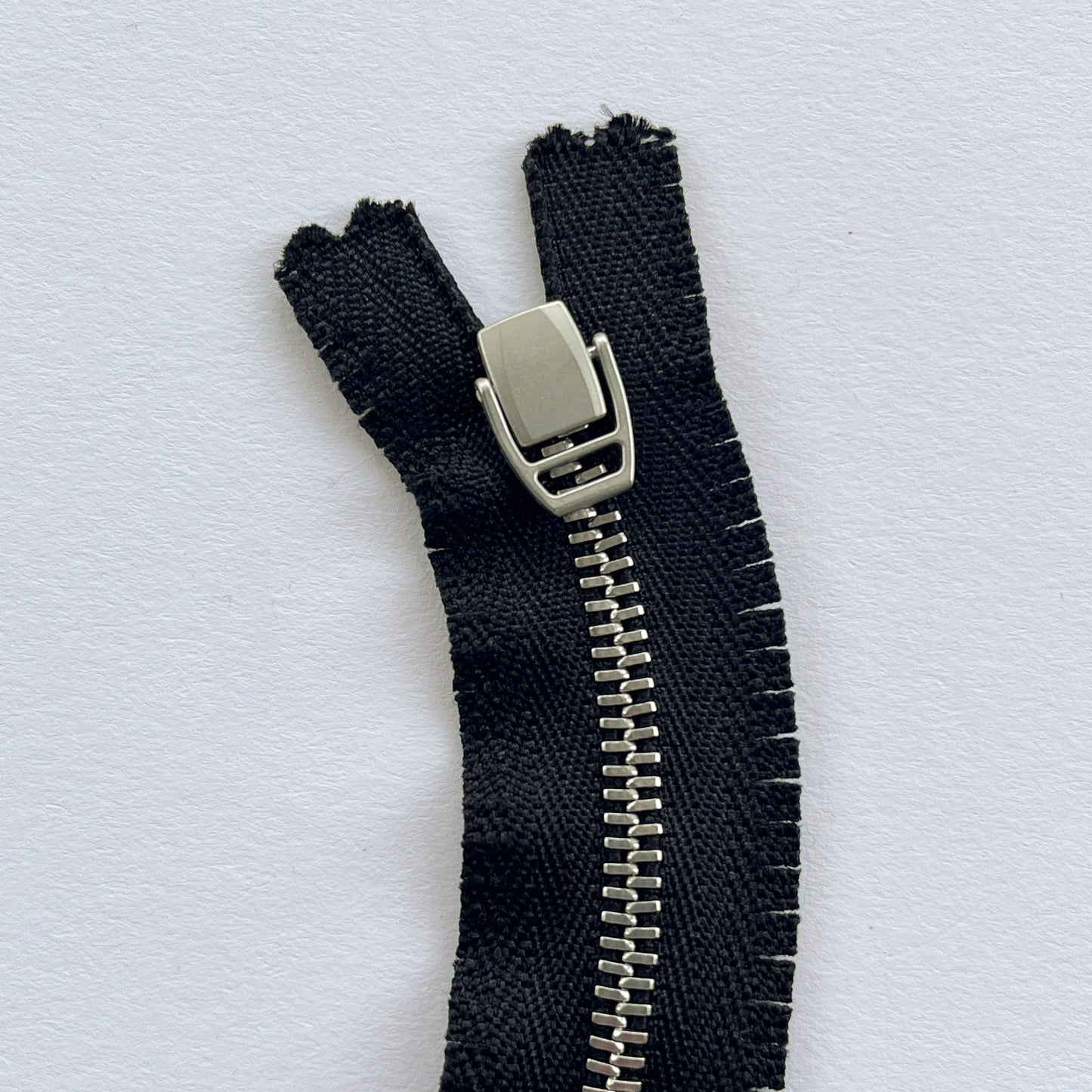 #3 Curved Zip by YKK - Black / 21.5cm