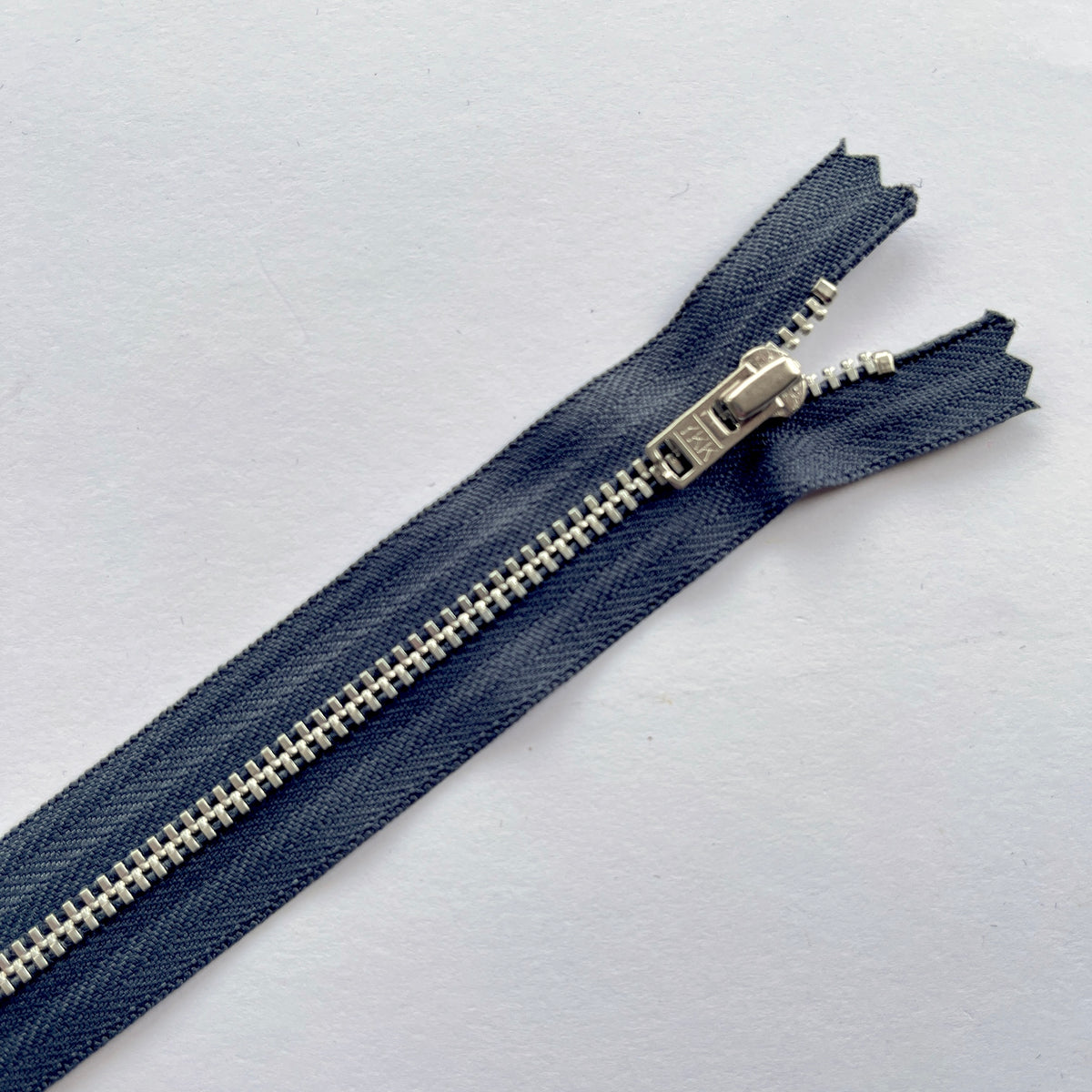 YKK  jeans zip with metal teeth and auto-lock puller in a shade of grey