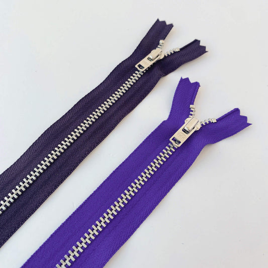 YKK  jeans zip with metal teeth and auto-lock puller in purple shades 