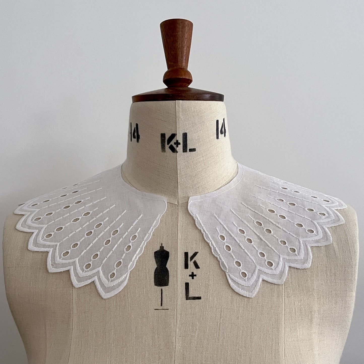 Large Vintage embroidered cotton Broderie Anglaise Collar.