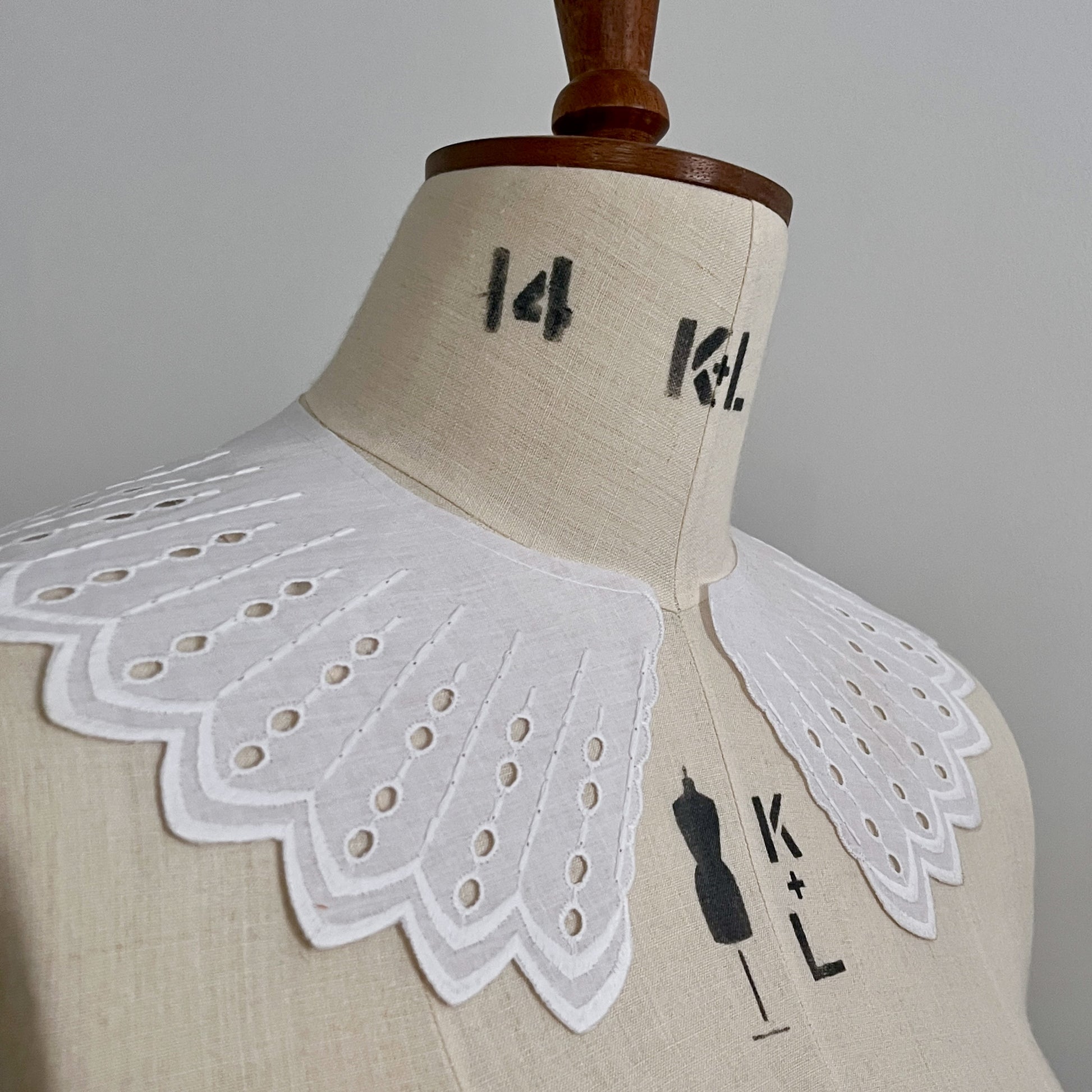 Large Vintage embroidered cotton Broderie Anglaise Collar.