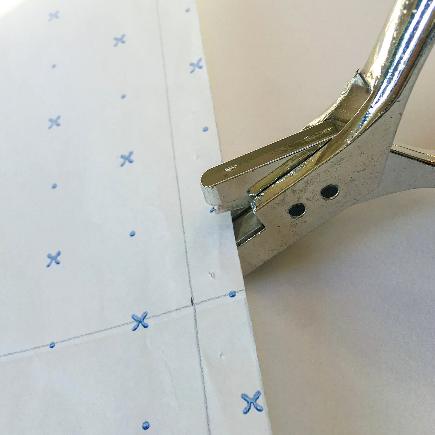 Use on card or paper to make notches in paper patterns to match pieces accurately during construction.The professional way to accurately mark notches on your pattern Makes a lovely tidy notch 6mm x 1.5mm (1/4″ x 1/16″). Can be used to mark darts, pleats, seam allowances, balance notches on your pattern with accuracy and ease.Ergonomically designed with a sprung handle for left or right-handed use. Use on card or paper